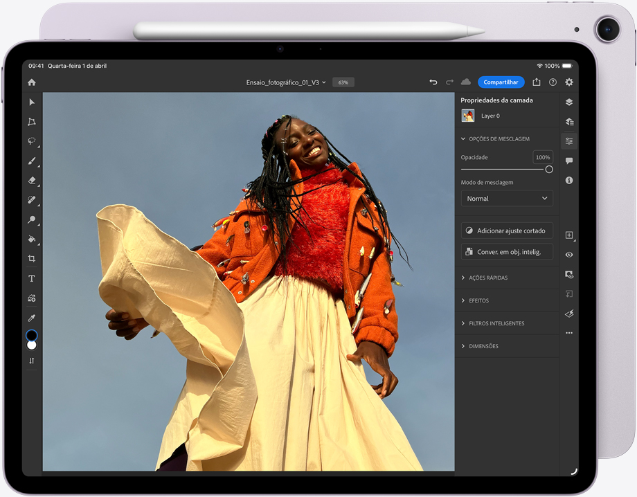 Imagem da parte da frente do iPad Air com um Apple Pencil Pro fixado na parte superior mostrando uma imagem sendo editada no Adobe Photoshop