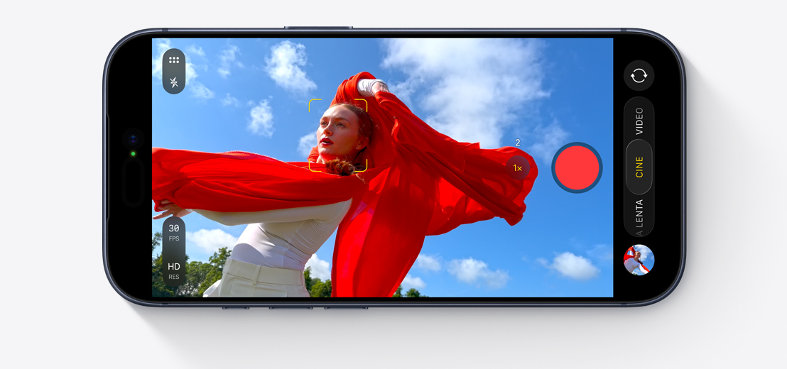 Pantalla que muestra el modo Cine mientras graba a una persona bailando al aire libre con una bufanda roja que se mueve con el viento