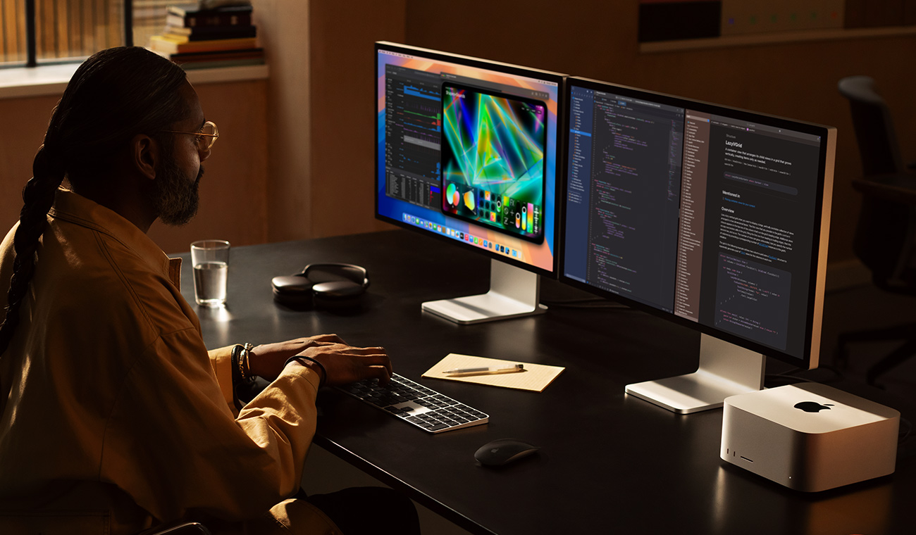 Profesionál pracuje s Macem Studio a dvěma Studio Displayi