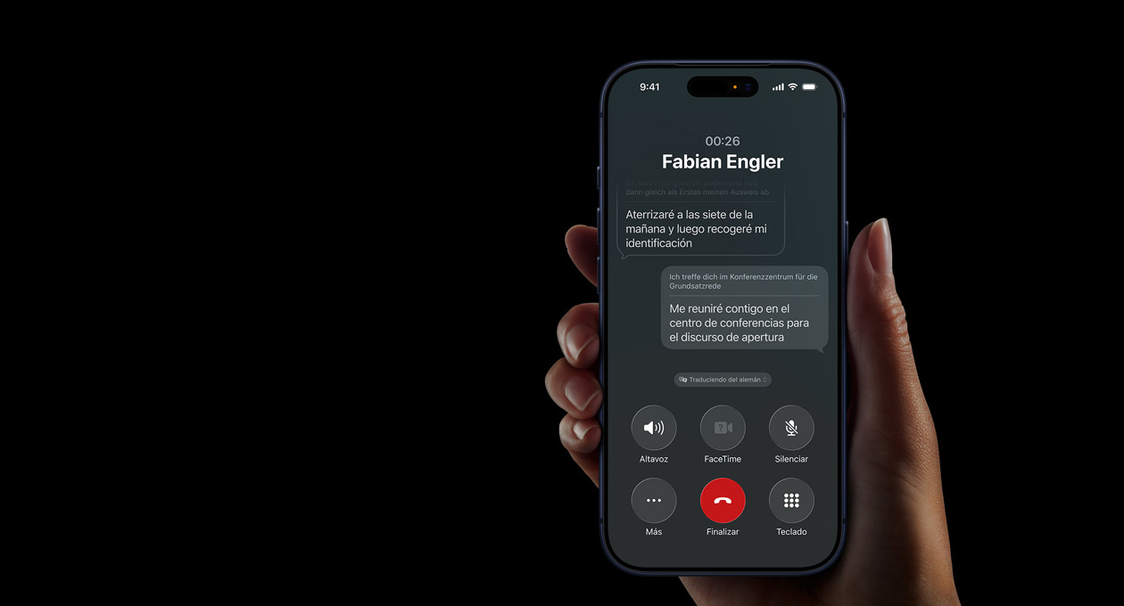 Una mano que sujeta un iPhone 17 Pro, se muestra la prestación Traducción en Tiempo Real de Apple Intelligence en una llamada de teléfono