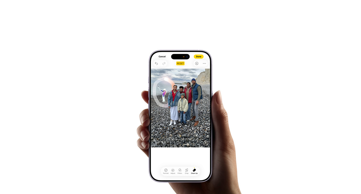 Een hand die een iPhone 17 vasthoudt, met op het scherm de Apple Intelligence-feature Live Vertaling