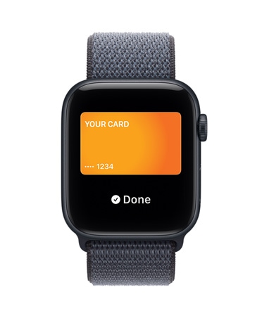Apple Watch SE 3 éjfekete alumíniumtokkal, bankkártya az Apple Tárcában, a tok jobb oldala, Digital Crown, acélkék sportpánt