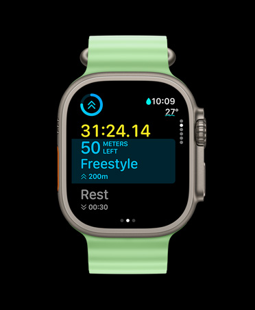 Apple Watch Ultra 3, natúr titántok, Edzés app, egyéni edzés kártyája, Következők nézet, neonzöld Óceán szíj