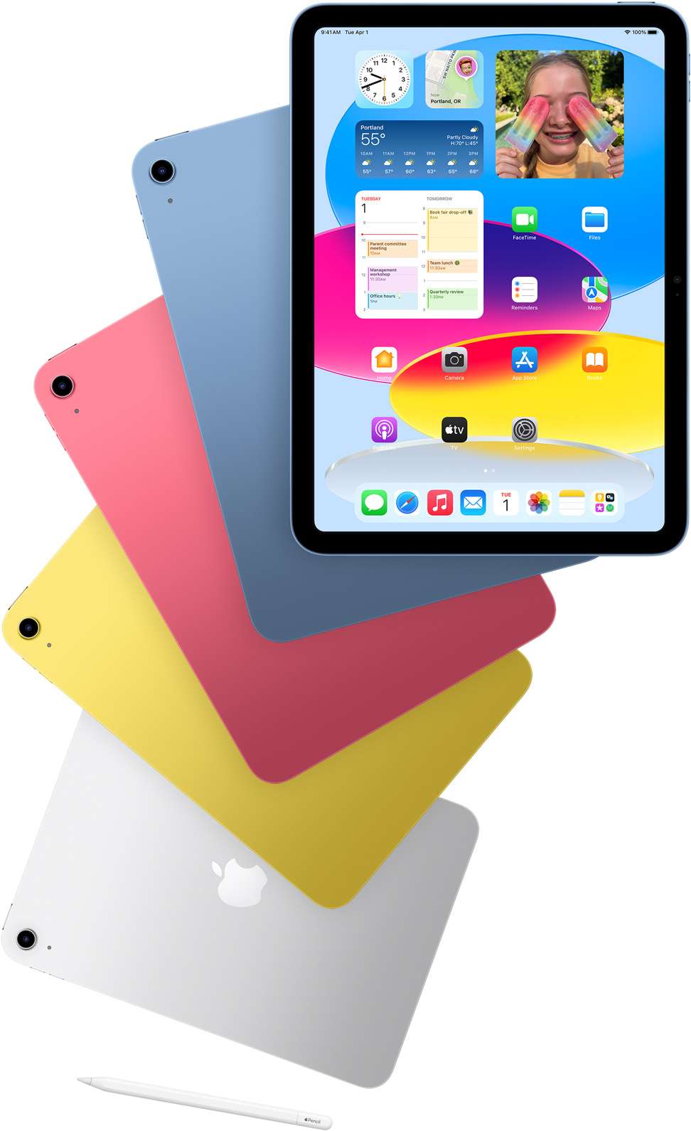 Egy iPad, amelynek a kezdőképernyője látható, mögötte pedig a hátlapjával felénk egy kék, egy rózsaszín, egy sárga és egy ezüstszínű iPad. Egy Apple Pencil van a szétterített iPad-modellek mellett.
