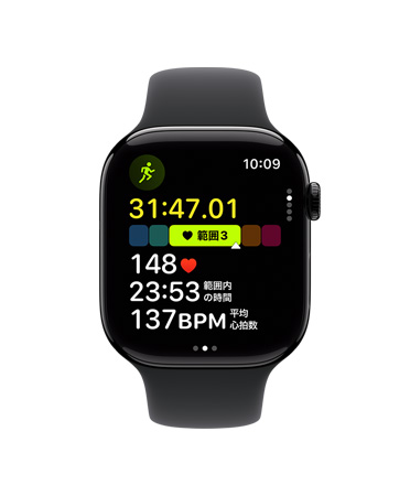 Apple Watch Series 11、アルミニウムケース、カラーは鏡面仕上げのジェットブラック、屋外ランニングのワークアウトが開いていて、心拍数範囲3と示されている。右側面の外観：Digital Crown、ブラックスポーツバンド