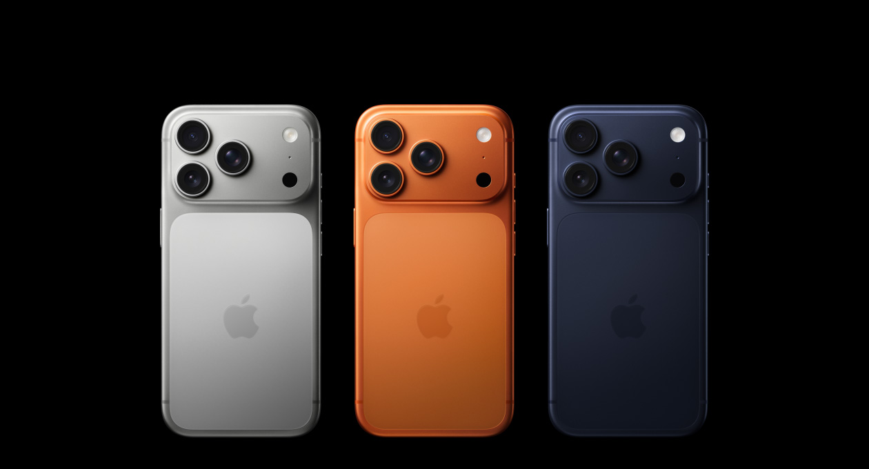 세 가지 마감인 실버, 코스믹 오렌지, 딥 블루 색상의 iPhone 17 Pro 뒷면. 왼쪽 상단 모서리의 프로 Fusion 카메라 시스템, 렌즈 세 개, 마이크, 플래시, 중앙의 Apple 로고가 보입니다