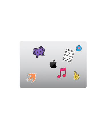 جهاز MacBook Air، الجهة العلوية الخارجية، مغلق، لون فضي، ملصقات متعددة الألوان تحيط بشعار Apple