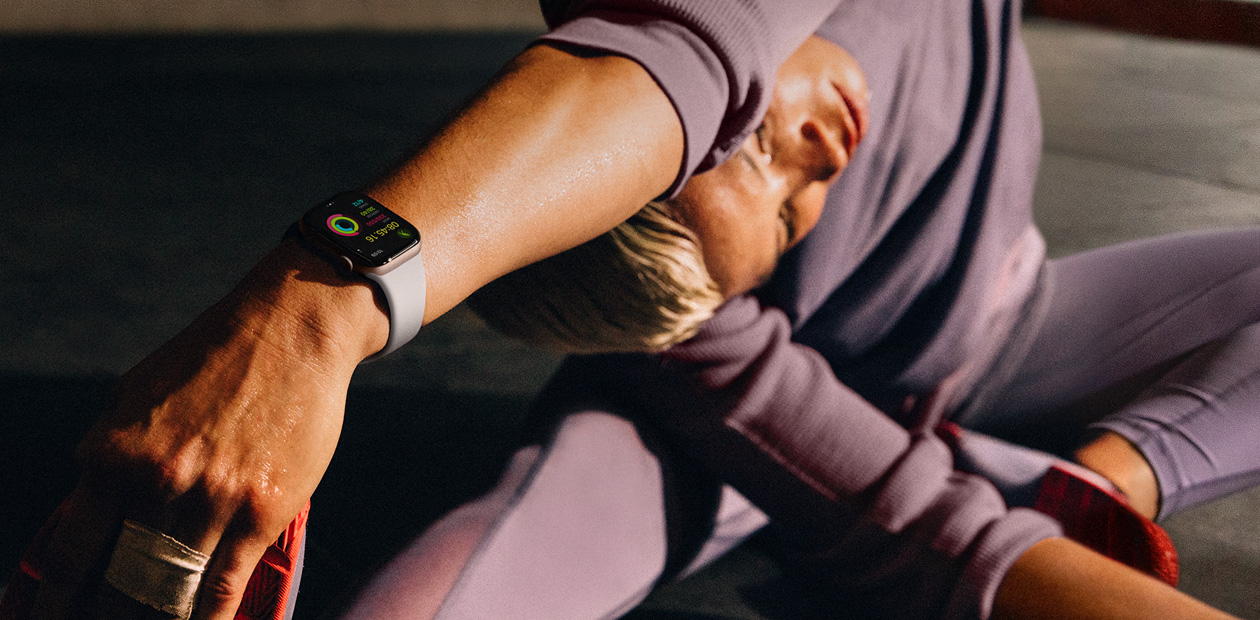 一位女士戴着 Apple Watch 拉伸。