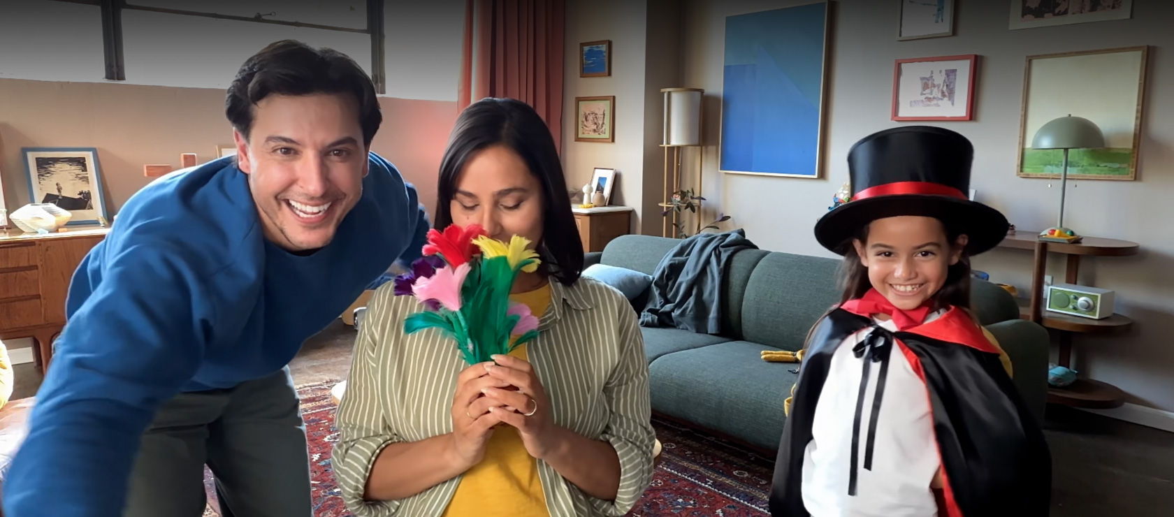 Deux parents et leur enfant participent à un appel vidéo.