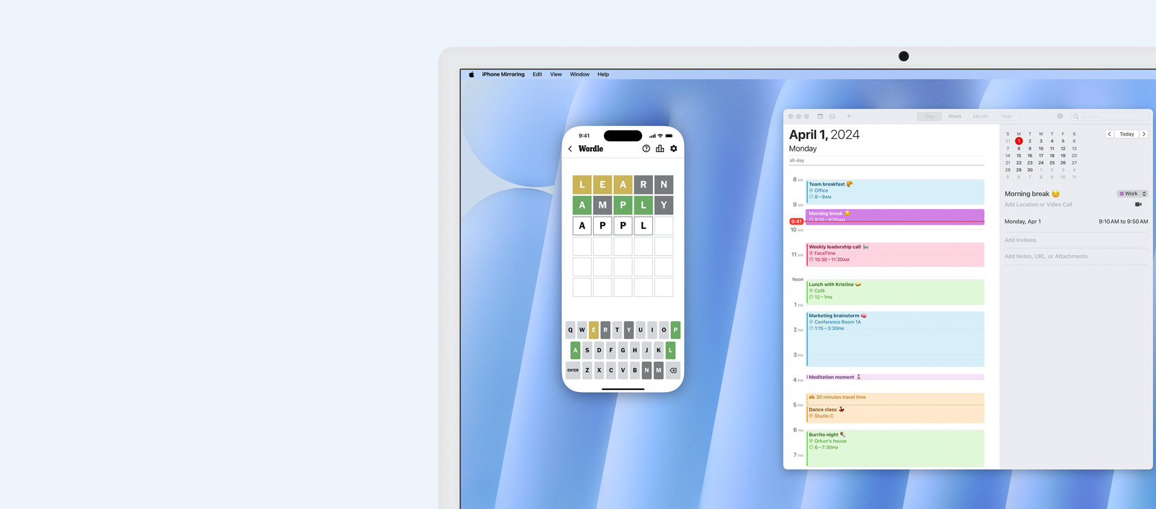 Démonstration de la recopie d’iPhone. Un iPhone avec le jeu Wordle est recopié et contrôlé sur un iMac, avec l’app Calendrier affichée à côté.