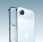 iPhone Air, Gök Mavisi renk, arkadan açılı dış görünüm, tepedeki kamera alanında Fusion kamera sistemi, Kamera Denetimi düğmesi, önden yan görünümde tam ekran tasarımı, eylem düğmesi ve ses düğmeleri