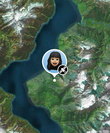 De Zoek Mijn via satelliet-feature wordt gebruikt om iemands locatie op een berg te laten zien