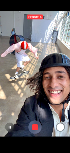 iPhone Air, voorkant, feature voor superstabiele video wordt gebruikt om een actievideo te maken